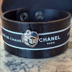 🤩 Black Leather Ostrich Cuff with Silver Heart Detail gorgeous authentic ribbon